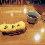 魚登久 - 温かい烏龍茶。