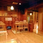 魚登久 - 店内は、ぬくもりのある木の作りでした。