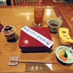 魚登久 - テーブル風景。