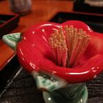 卓上にある屋号にちなんだ楊枝立て