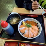 マルトモ水産 鮮魚市場 - 特選親子丼、付いてくる味噌汁