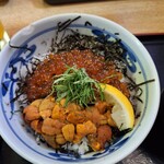 マルトモ水産 鮮魚市場 - いくら・うに丼