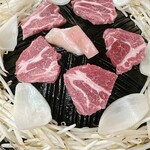 Sapporo Jingisukan - 真ん中のは牛脂？です