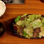 スタミナ鉄板 博多アイアンマン - お肉とキャベツ一緒に辛みそを付けて食べるご飯が進みます