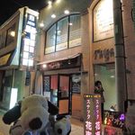 bistro D - 今からこのビルの２階にあるお店『ビストロＤ』さんに
      お食事に行くところなの。
      このビルの前はいつも通ってるんだけど、
      こんなビストロのお店があるのは全然気がつかなかったんだ。