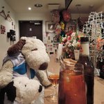 bistro D - 店内はカウンター席のみでマスターが1人できりもりされています。
      まずは飲み物を注文！
      