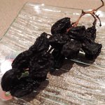 bistro D - 食べたいものをいくつか注文したよ。
      待っている間に、枝付きレーズンを頂くボキら。
      枝についたままのレーズンは珍しいね～