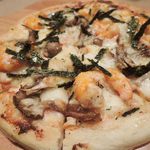 bistro D - メンタイコのピザ。でっかいエビがごろごろのっていてびっくり～ピザ生地もふわふわもちもち、キノコのコリコリした食感とエビのぷりぷり感がたまりません。
      メンタイコとチーズのお味もよくあっていて美味しい！！