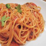 bistro D - 続いて、トマトの魚介パスタ。
      ボリュームたっぷりです！具がかくれちゃってるけど、
      貝とベーコンがいっぱい入ってるよ。
