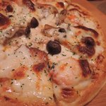 bistro D - 前回、美味しかったメンタイコのピザ。
      うん、やっぱり美味しい～ワインがすすみます。
      グラスワインが300円っていうのはありがたいよね～