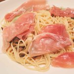 bistro D - 続いて、パスタはペペロンチーノ。ほんとはエビだったんだけど、
      ピザと具材がかぶっているのでマスターが生ハムに変えて下さいました。
      細やかなお心遣いが嬉しいです