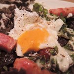 bistro D - ポーチドエッグの存在を忘れてしまいそうだけど、ほら、ここに。
      サラダと言わず、これがメイン料理になってもいいくらい満足感があるよ。