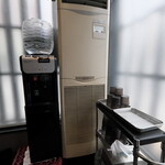 弘明寺丿貫 - 店内入り口横のウォーターサーバー。コップとティッシュは右の棚に