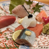 魚と炭と鉄板と ととと - 北海道産秋刀魚、剣先イカのキャビアのせ、
                    信州サーモン、長崎県産の鰆、中トロ(本マグロ)。鹿児島の甘めの醤油で♪