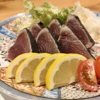 魚と炭と鉄板と ととと - 和歌山県産ケンケン鰹のわら焼き