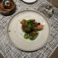 カジュアルフレンチ　アミー - サーモンのコンフィ・胡椒 ケッパー コルニッション バジル風味