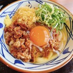 Marugame Seimen - 牛すき釜玉に生卵をのせました！