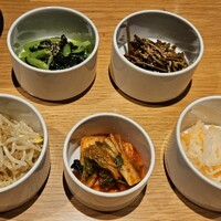 ビーフキッチン 渋谷店 - ナムル4種盛り(お代わ無料)と白菜キムチ