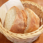 ラ スフォリーナ - パスタランチ 1100円 のパン