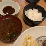洋食亭かつ貴 - ご飯と赤だし