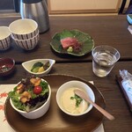 いばらき食彩香寿亭 - サラダの上に素揚げの栗が入ってます。右側は、手作りの豆腐です。何も付けずに頂きましたが、美味しかったです❗️