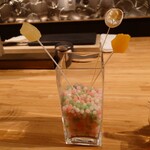 クッチーナ - ◯小菓子
      焼かれてるマシュマロ、オレンジ
      酸味爽やかな柑橘❔がプラスチックの串に刺されてて
      ジェリービーンズの入った容器に刺されていた
      
      上だけの串先のみを食べてくださいとの説明