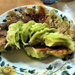 手包餃子 餃 - 焦げ目？で地味なので一部起こしてみました