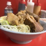 ラーメン 富士丸 - 横顔。豚はスライスになって食べやすくなったが、ボリュームは凄いので、先にやっつけた方が後々辛くない。