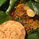 アプサラ レストラン&バー - 激辛指定でトゲトゲぇ スリランカカレーのバナナリーフ包み 1,760円