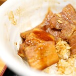 ぶた丼のとん田 - ロース・バラ盛り合わせ990円