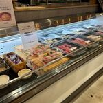 SUSHI板前バル LIVE・FISH・MARKET - お店は事前に職人さんが握った好きなお寿司を選んで食べる方式みたいです。
 
私はこの中に8貫のお任せ寿司のセットがあったんで此方をお持ち帰りしてみました。