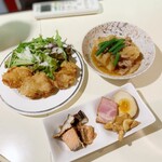 台すき - お通し（唐揚げ、肉じゃが、燻製盛り合わせ）