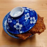 安田屋 - 蓋からはみ出る『わらじカツ』