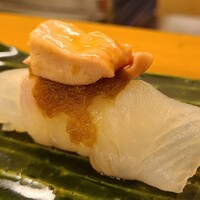 赤吉 - ⑬皮剥(愛媛県今治産)、肝入り&肝載せ
                    産卵は初夏～夏、旬は秋～冬
                    釣船にポン酢を持ち込み、釣って直ぐに船上放血神経〆し肝を食べてもこんなに美味しくない
                    身もモチッとして肝とのハーモニーが凄い