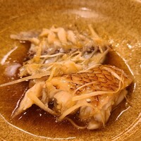 赤吉 - ⑦瘤鯛(コブ鯛、愛媛県今治産)の中華風煮付け 
                    産卵は春、旬は秋~冬、全て雌で生まれ群れの最大魚が性転換して雄になる
                    自分で釣って刺身しても美味しいと感じませんでしたが、この中華風煮付けは抜群でした