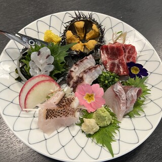 [Sashimi] The most popular is the sashimi, which features daily specials centered around seasonal fish.