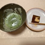 つる由 - 黒糖の葛餅とお抹茶