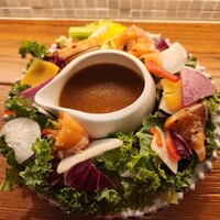 デ サリータ 渋谷 - サーモンマリネと8種野菜のリースサラダ"新生姜とビネガーのドレッシング”