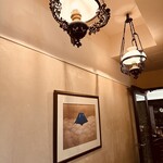 喫茶館 Bleu Montagne - アンティークのライトが廊下を照らします