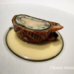 オトワ レストラン - スペシャリテの蝦夷鮑のパイ包み焼き。素晴らしい一品です。