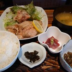 旬彩キッチン 味魚菜 - ランチ 唐揚げ定食 750円 全景