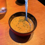 鉄板居酒屋 たいよう - お通し　味濃いめのおつまみ的スープ
