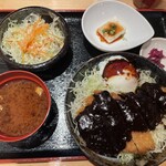 わだ泉 - 味噌カツ丼はサラダと冷奴、味噌汁付き