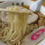 青竹手打ラーメン 日向屋 - スープが絡んだ麺が旨いよ！