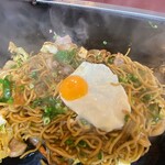 Youki - 五目焼きそば＋麺大盛＋目玉焼き＋葱