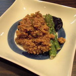 松もと - 茄子とグリーンアスパラのソテーに肉味噌をかけて