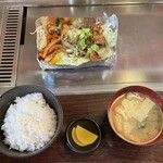Okonimiyaki Yakisoba Tekoichi - 牛ホルモン焼き定食（ごはん大盛り）