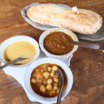 カレーハウス木里吉里 - 三種カレーセット（￥1950）。全体的に自然派で、ナチュラルなお味といえる