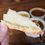カレーハウス木里吉里 - ナンの味わいはあっさりとして、大人しい印象。バターなどの油っこさは皆無である