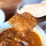 カレーハウス木里吉里 - 3品の中では、比較的辛味を感じられるので、ひよこ豆のカレーと混ぜて（交互に）食べると美味しい